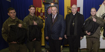 Minister Doskozil und Bischof Zsifkovics bei der weihnachtlichen Begegnung mit österreichischen KFOR-Soldaten