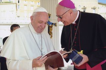 Papst Franziskus mit Bischofs Ägidius Zsifkovics